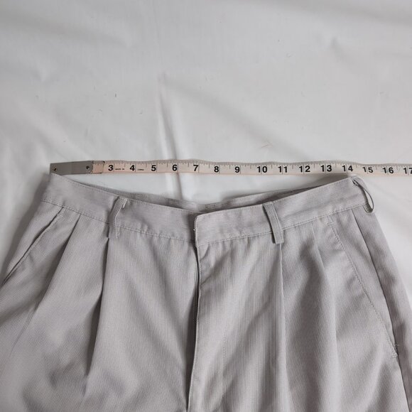 Nike Golf Men's Grey/Beige Moisture Wicking Shorts, Size 30 - Picture 6 of 8